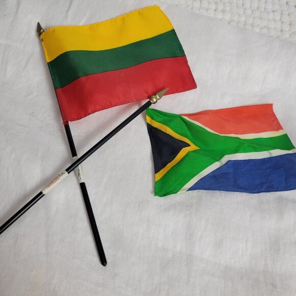 Vintage LOT of 10 small flags various souvenir Bekin Kenya Sri Lanka Lithunia GC - Picture 7 of 10
